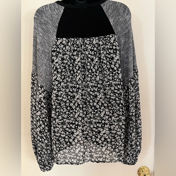 Daytrip Black and White Long Sleeve Sweater/Blouse - Picture 2 of 3